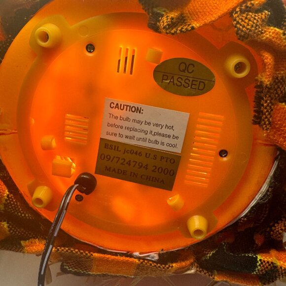 Halloween Pumpkin LED Light-Up Jack-O-Lantern With Straw Hat & Checkered Hat Dec - Picture 4 of 5